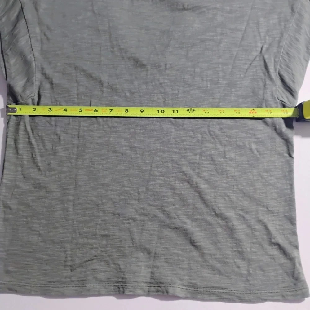 White House Black Market Olive Green V Neck Tee Size M Soft Slub Knit Designer